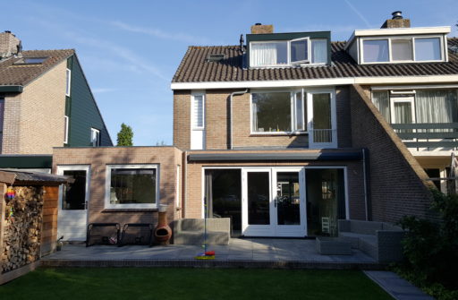 Achterzijde woning met nieuwe uitbouw